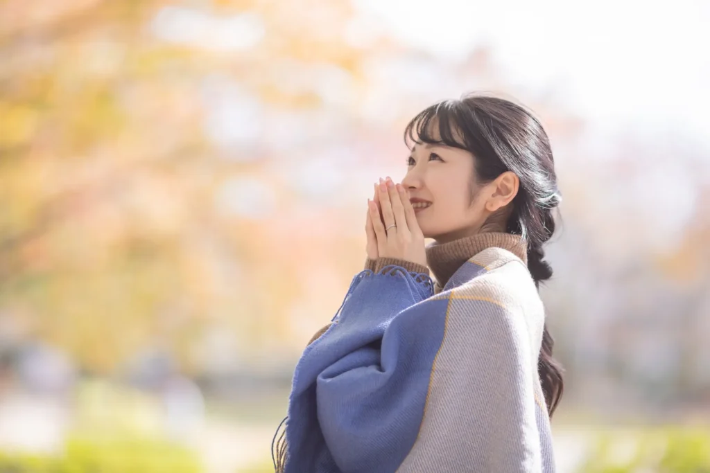 紅葉を眺める女性