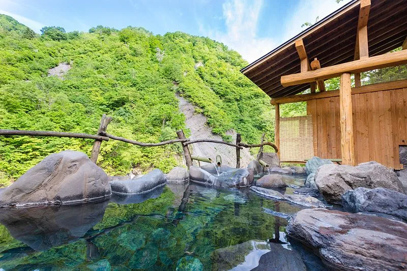 開放的な露天風呂と青々とした渓谷