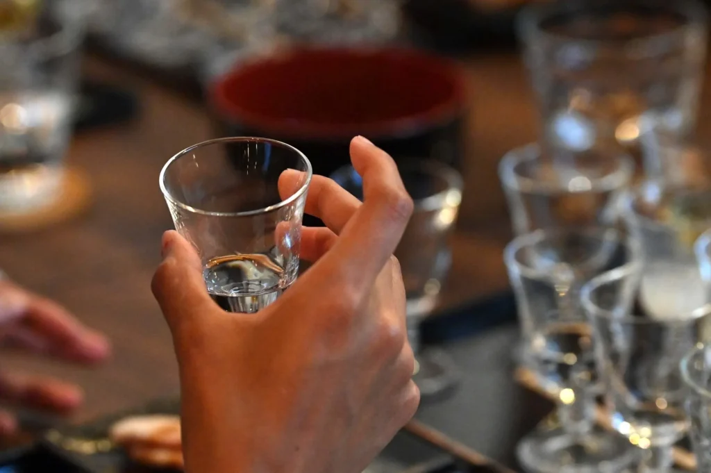 日本酒を飲む様子