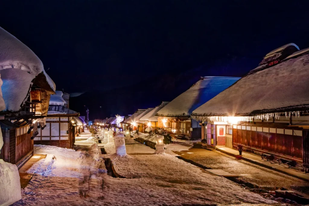 雪化粧した夜の大内宿