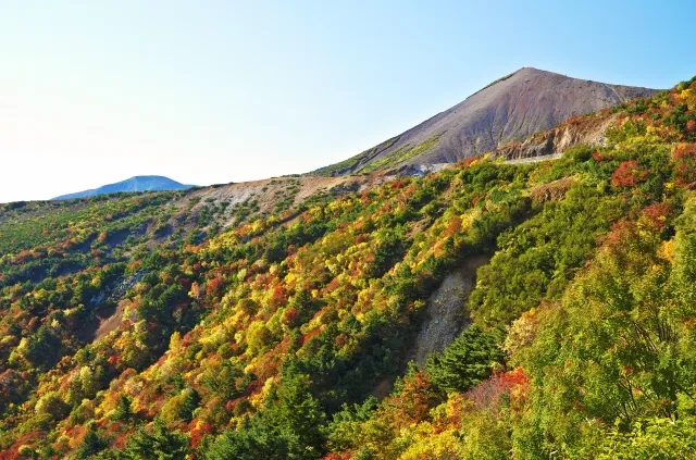 スカイラインから見える紅葉の山々