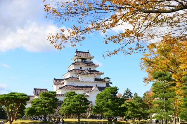 鶴ヶ城の紅葉風景