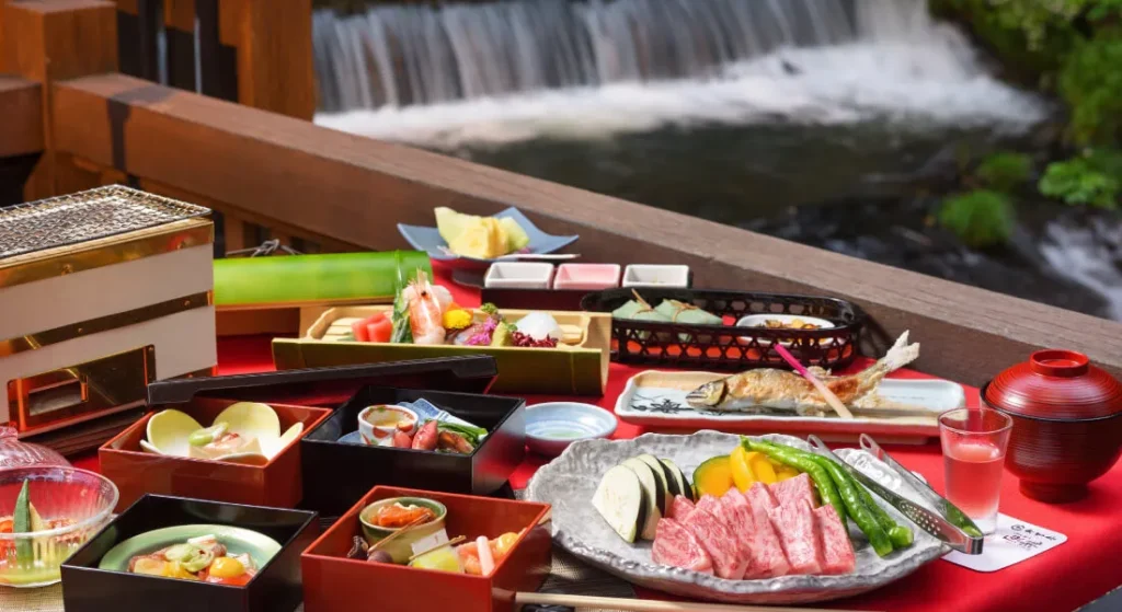 川の音を聞きながら、食べる夕食