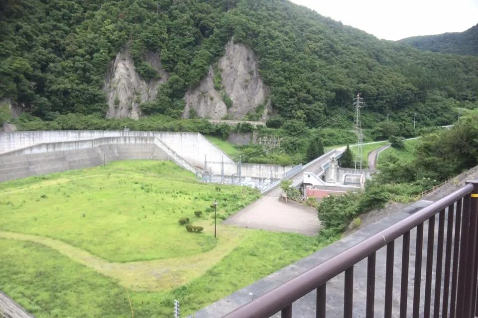 大川ダムの周囲の芝生