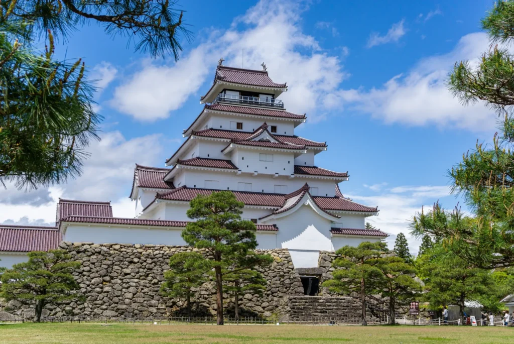 鶴ヶ城の外観と空
