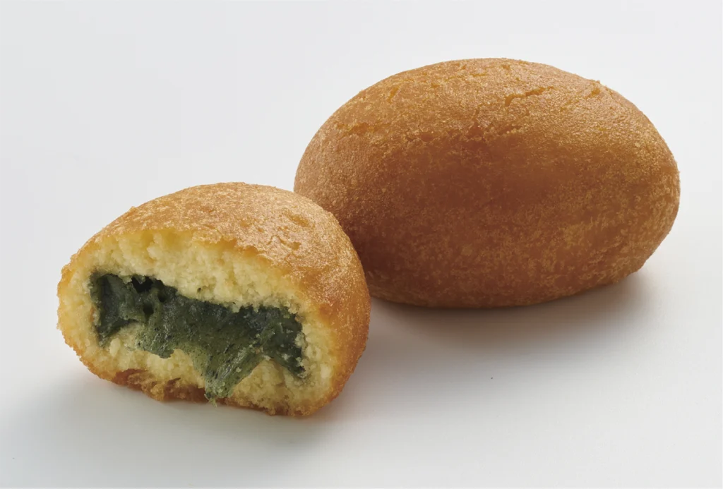 凍み餅をドーナツ生地で包んで揚げた名物スイーツ