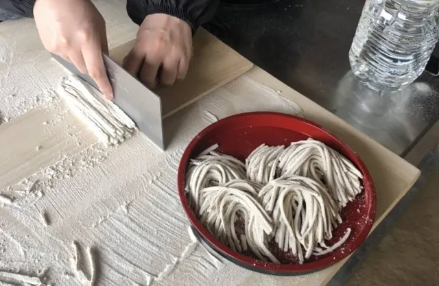 そば作りでそばを切っている様子