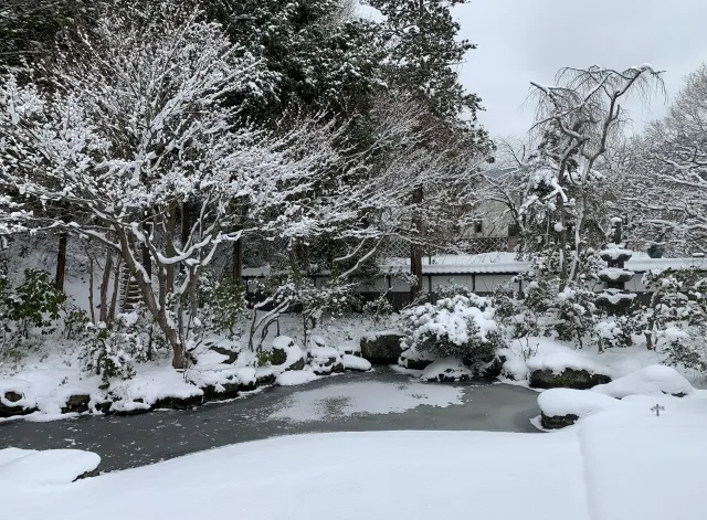 雪が積もった冬の会津武家屋敷