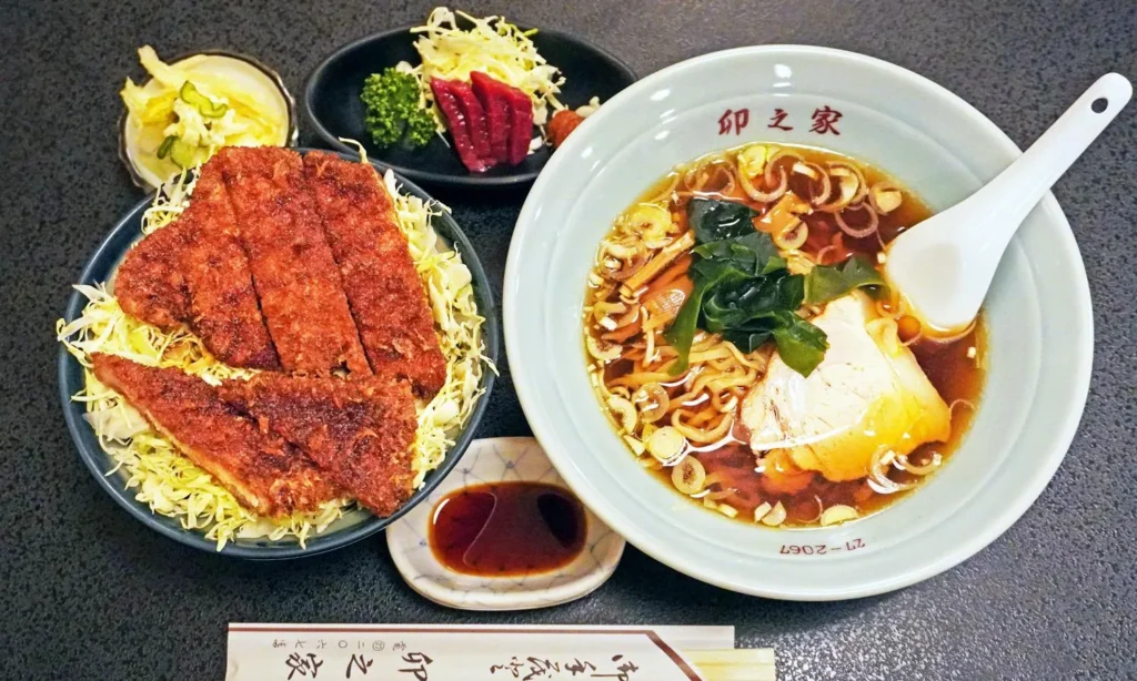 ソースカツ丼とそば、付け合わせの漬物