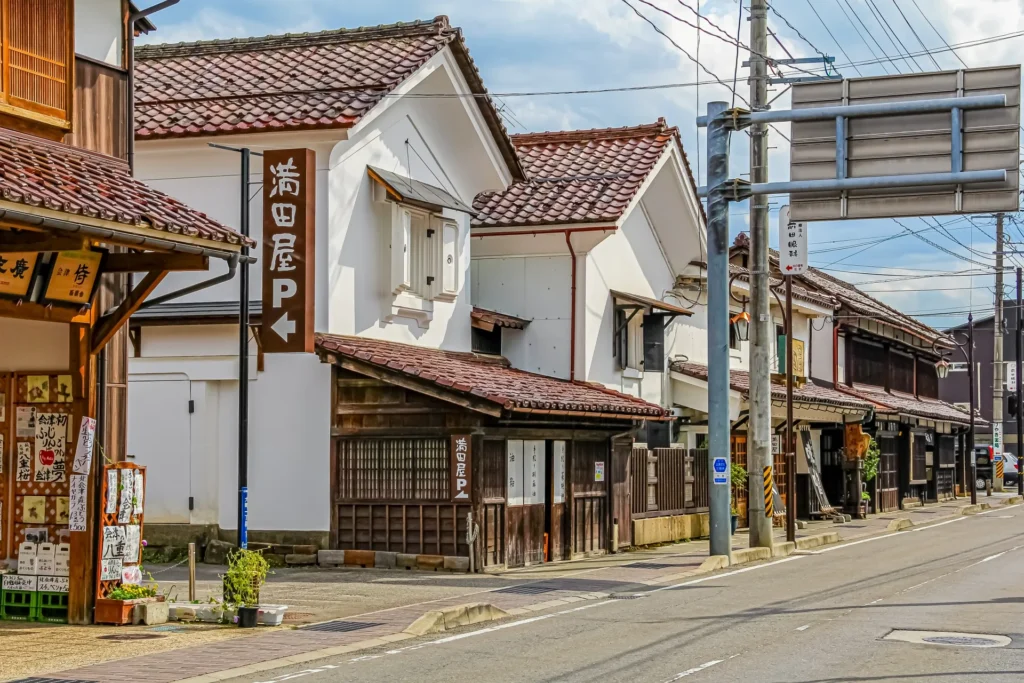 歴史的な白壁と瓦屋根の建物風景が残る通り。