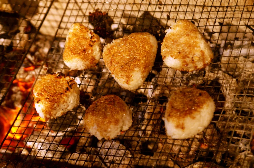 囲炉裏でやく焼きおにぎり