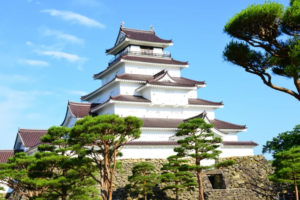 鶴ヶ城と背景の青空