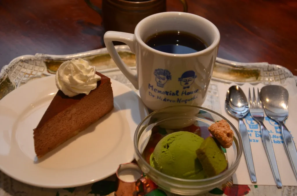 チョコケーキ、抹茶アイス、ホットコーヒーが載ったプレート