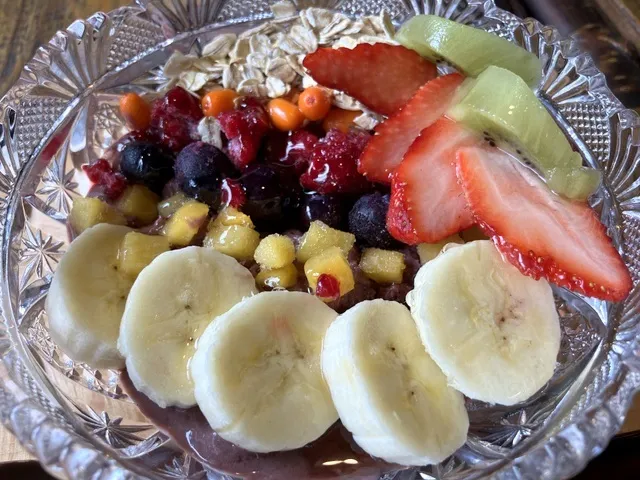 色とりどりのフルーツが乗っかったアサイーボウル