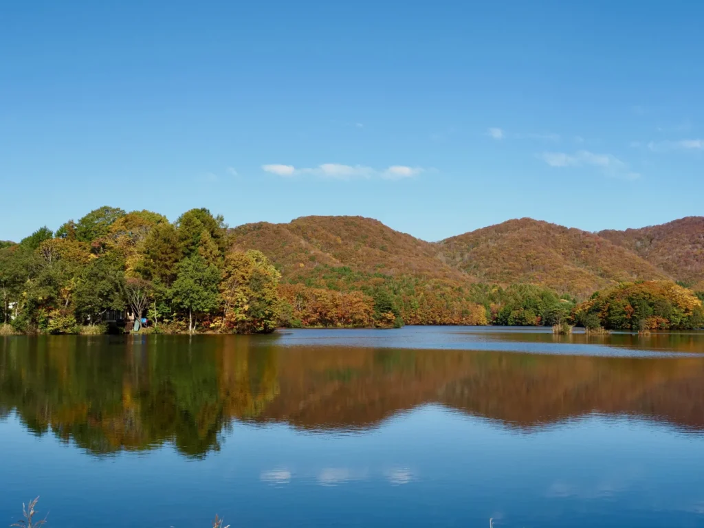 裏磐梯曽原湖の水面に映る紅葉