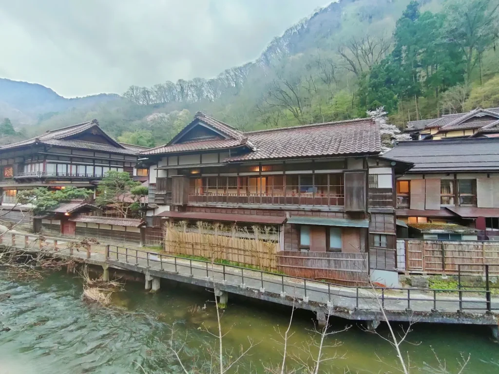 東山温泉の旅館と川