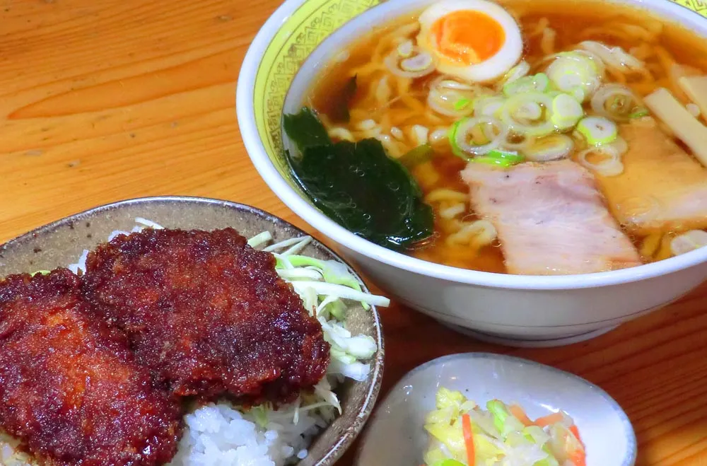 一風亭のラーメンとかつ丼