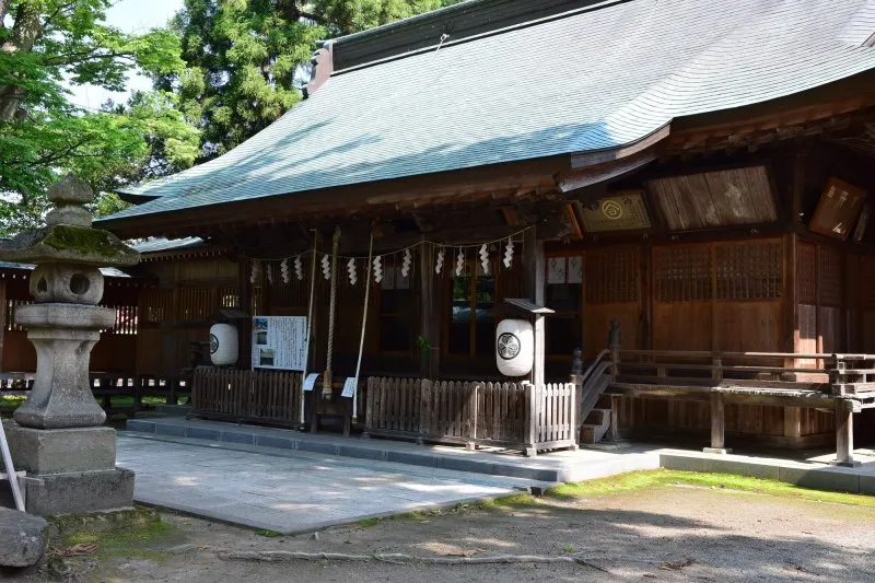 蚕養国神社の境内