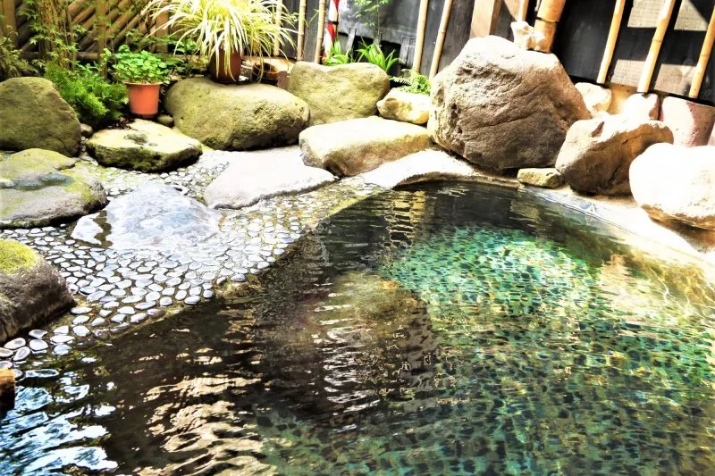 周りが岩で囲まれている温泉