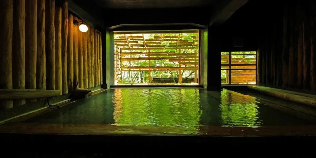 木々に囲まれている内風呂