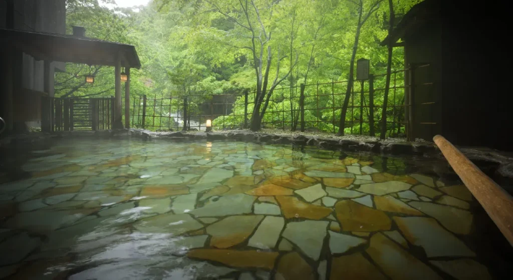 温泉の中がタイルの雰囲気のある露天風呂