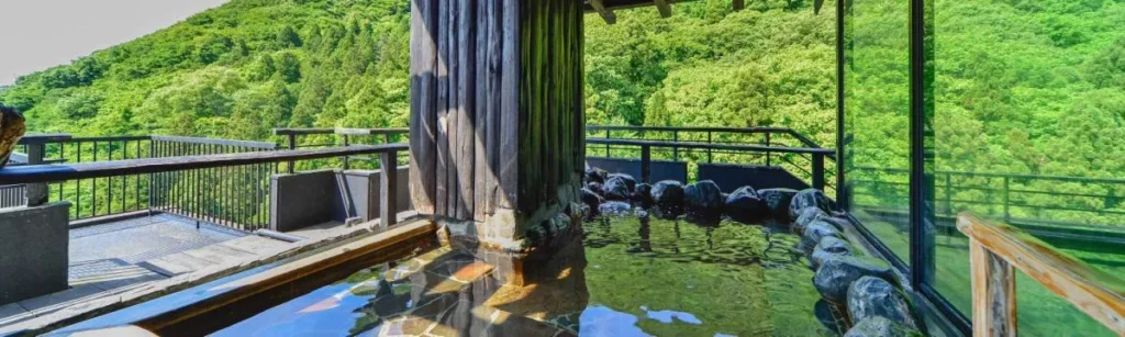 旅館の最上階の露天風呂からみる山々の景色