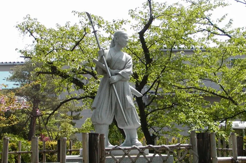 剣を持った中野竹子の記念碑