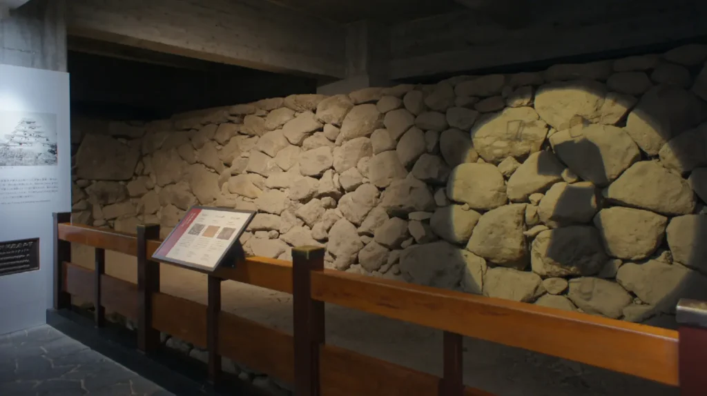 鶴ヶ城天守閣の中の郷土博物館の石塁