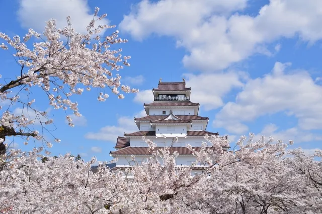 福島県の鶴ヶ城と桜
