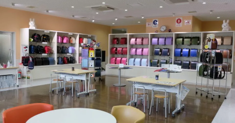 ララちゃんランドセルが並ぶ店内