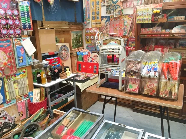 昭和なつかし館の玩具や文房具などの展示