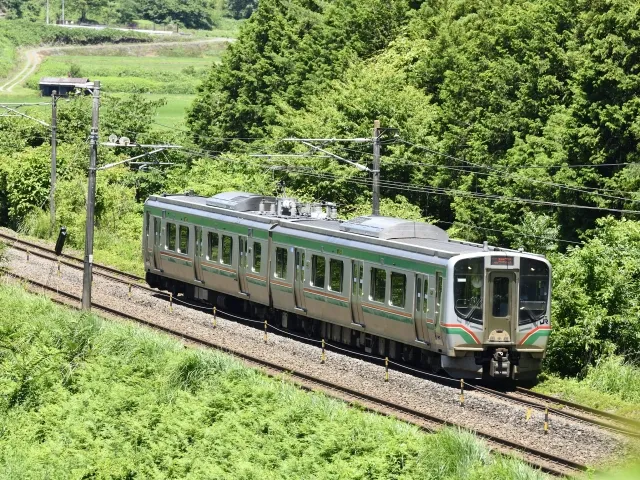 自然の中を電車が走っている風景