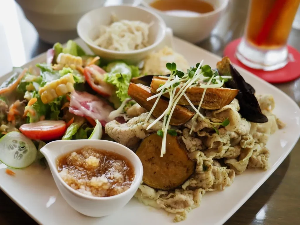 サラダや肉料理が載ったランチプレート。