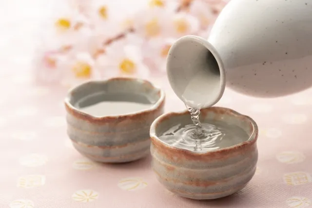 日本酒を注ぐ様子