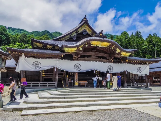 彌彦神社の美しい建物