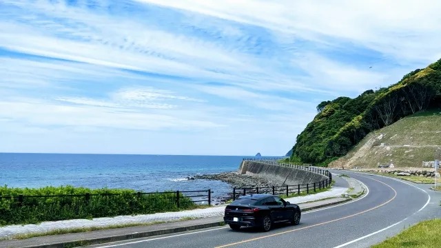 海岸沿いを走る車