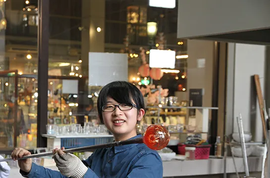 ガラス吹き体験の様子
