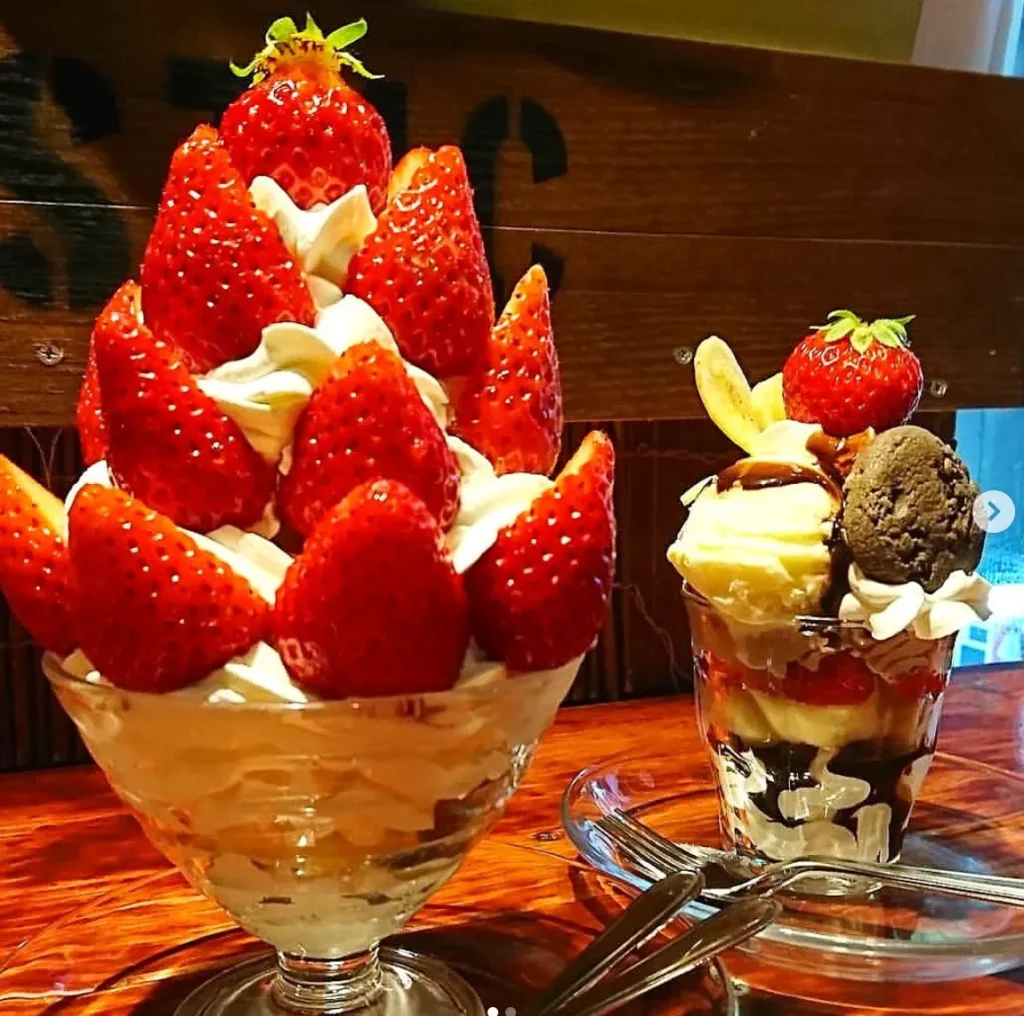 いちごがふんだんに使われた朝摘み苺のパフェ