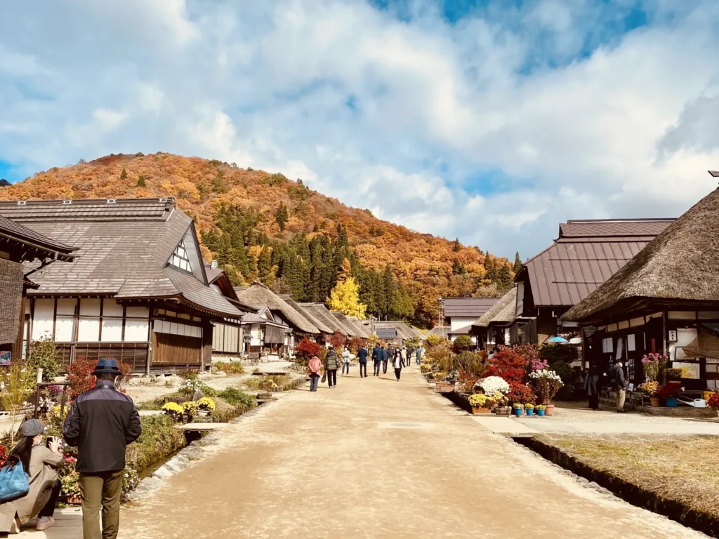 秋の紅葉で輝く大内宿