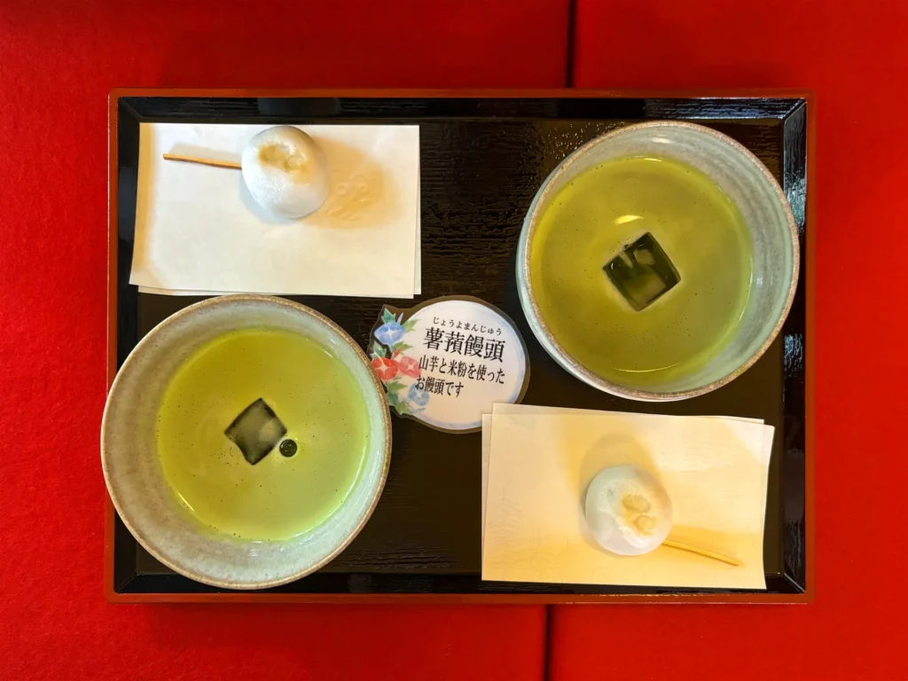 麟閣でいただけるお茶と和菓子