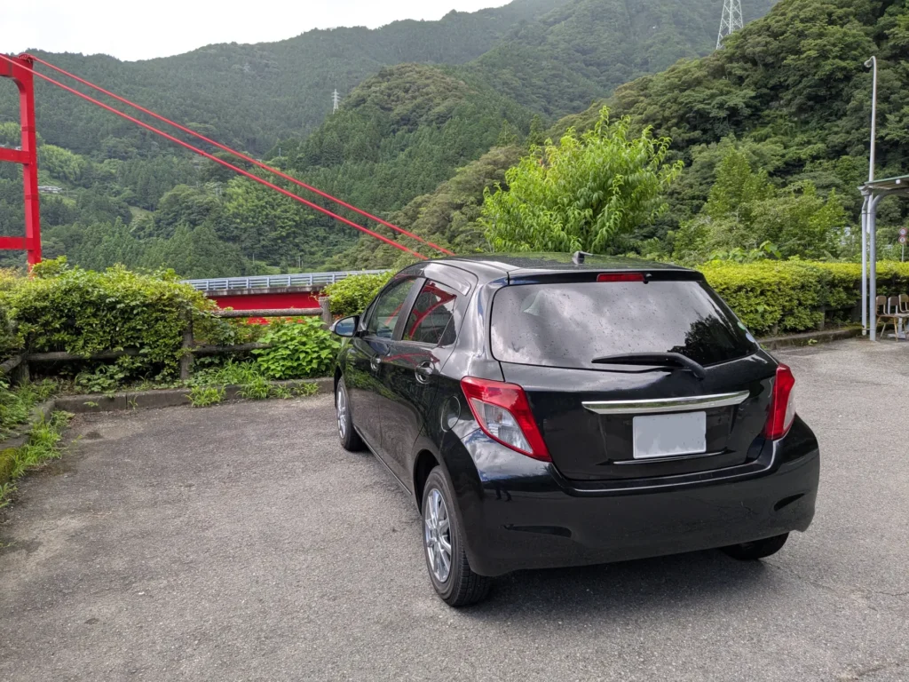 大自然に囲まれた車