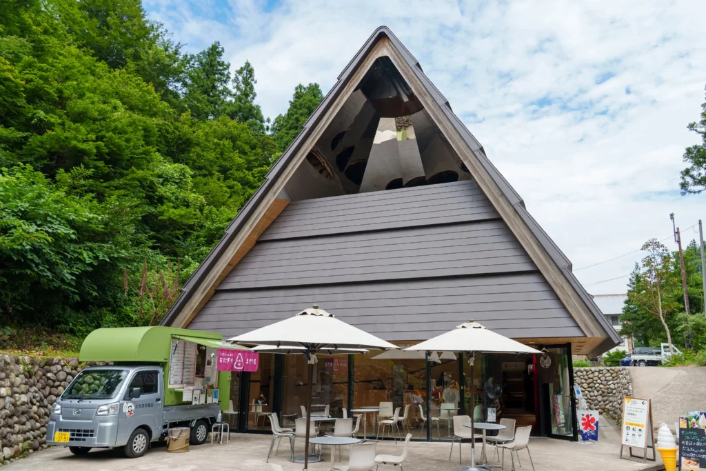 清津峡エントランスの三角屋根の外観