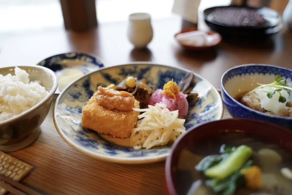 白米とお味噌汁がついたお豆腐カツ定食