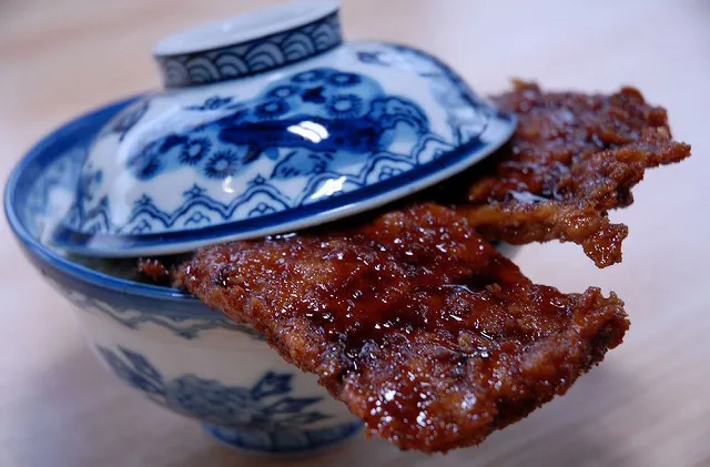 どんぶりからはみ出しているソースカツ丼