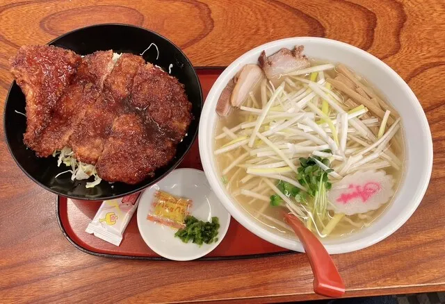 めでたいやのラーメンとかつ丼のセット