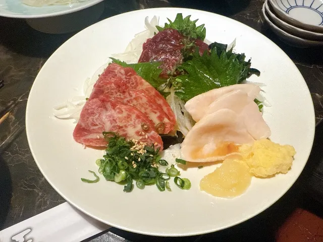 会津の名物料理「馬刺し」の盛り合わせ