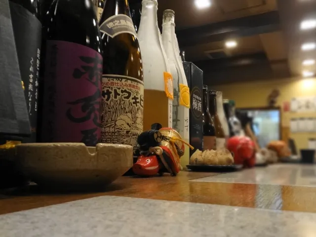 会津若松の地酒が並んでいるカウンター