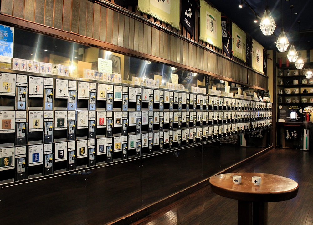 日本酒が並んだぽんしゅ館の店内