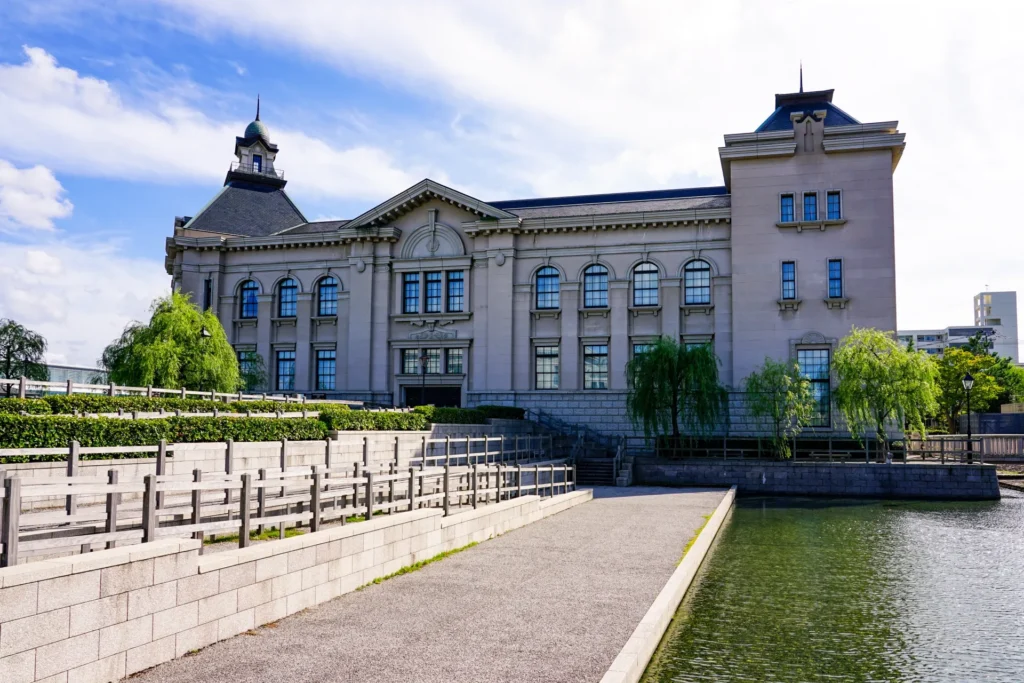 新潟市歴史博物館と川