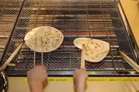 新潟せんべい王国でせんべいを焼く様子